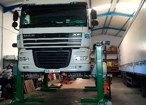 Translleralva S.L. camión en un taller mecánico